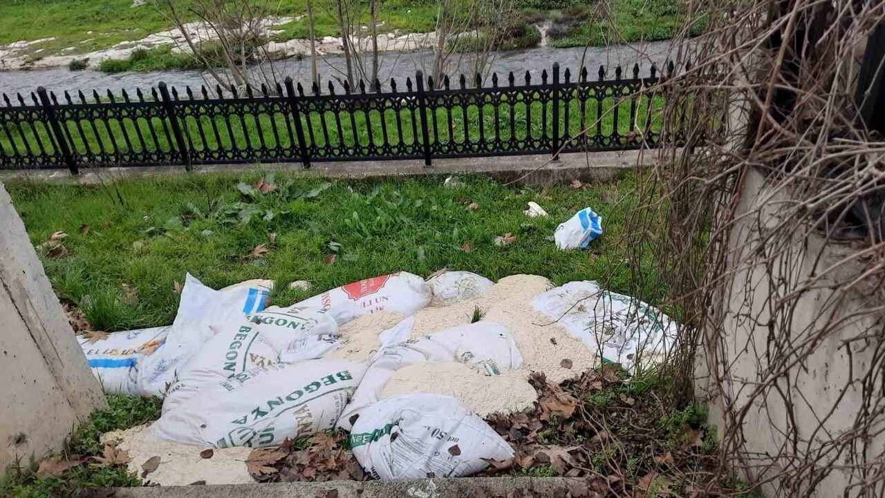 BİLECİK'TE YOL KENARINA ATILAN 5 ÇUVAL EKMEK HAMURU TEMİZLENDİ