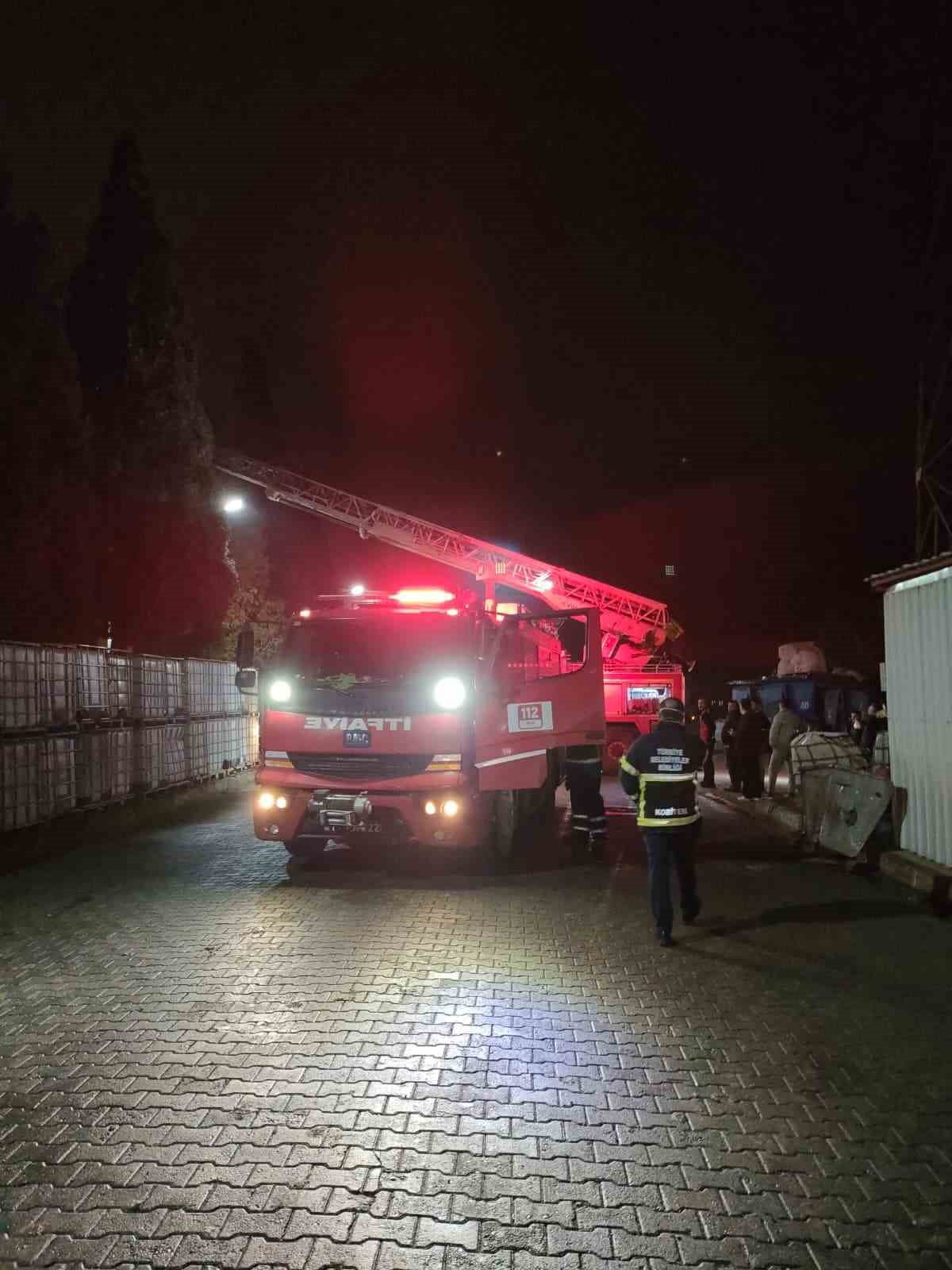 BİLECİK'TEKİ TEKSTİL FABRİKASINDA ÇIKAN BACA YANGINI SEBEBİYLE DUMANDAN ETKİLENEN 3 İŞÇİ HASTANEYE...