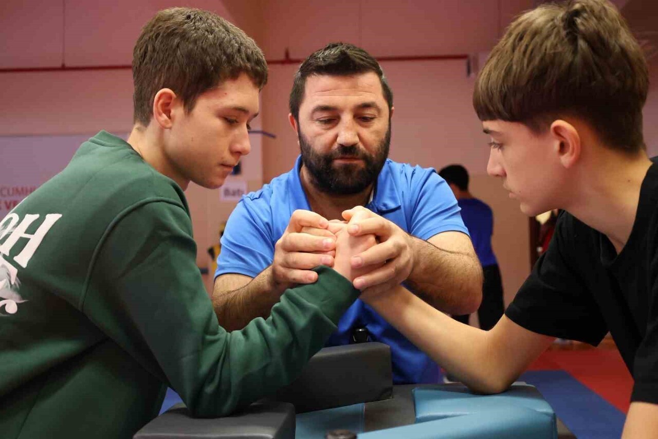 BİLECİK’TE BİLEK GÜREŞİ GENÇLER İL BİRİNCİLİĞİ TAMAMLANDI