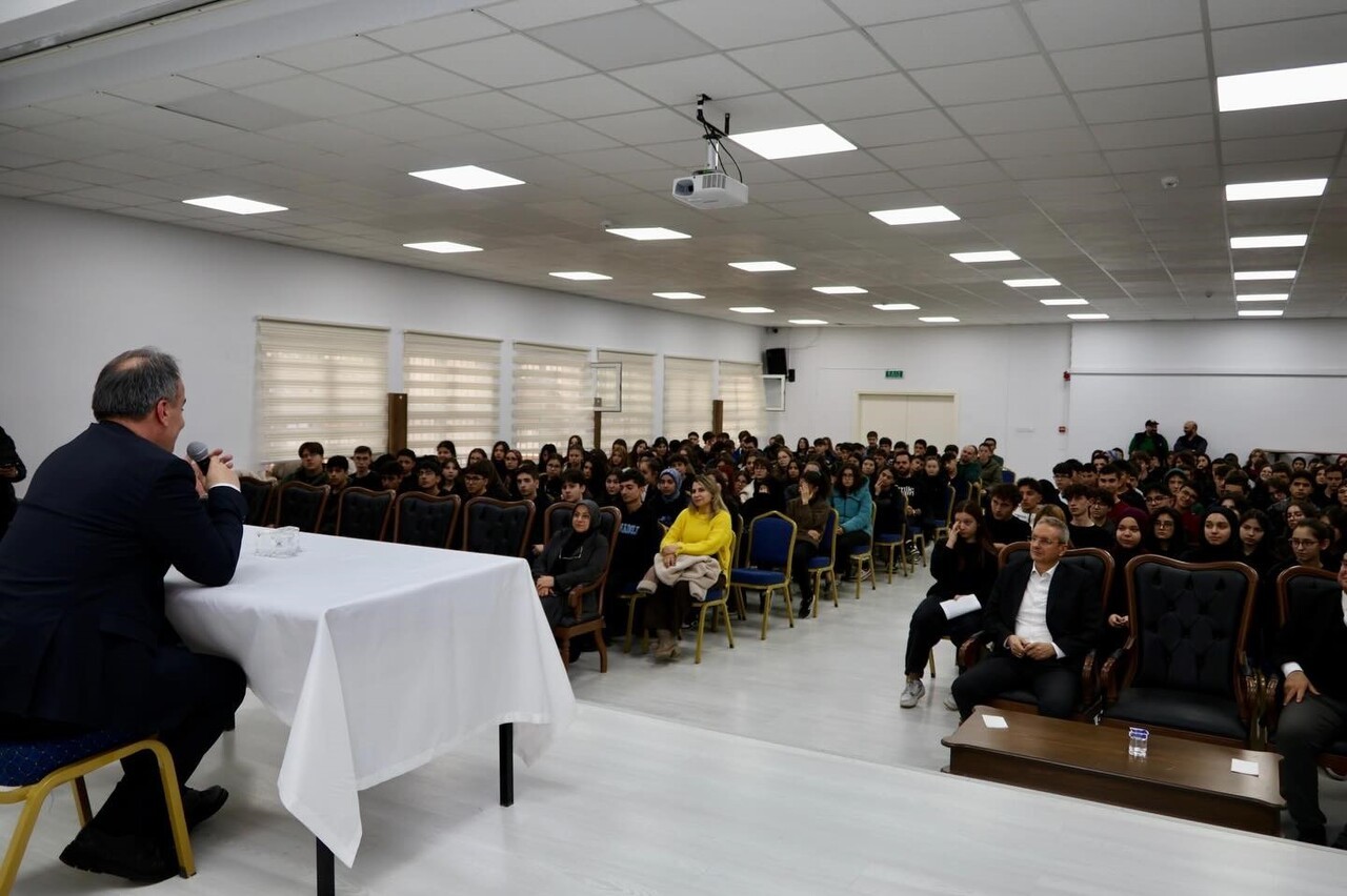 BİLECİK’TE FEN LİSESİNDE KARİYER GÜNLERİNE YOĞUN İLGİ