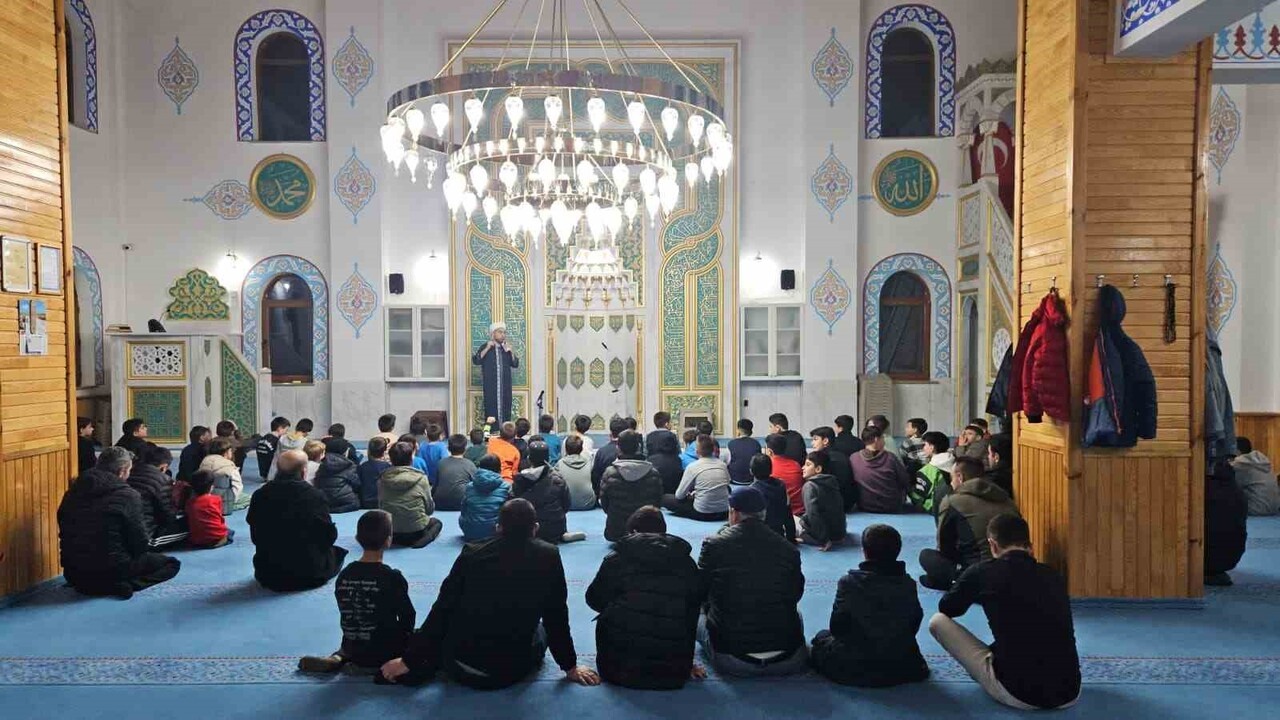 BİLECİK’TE "VAKTİ KUŞANMAK" PROJESİ KAPSAMINDA ÖĞRENCİLER CAMİDE BULUŞTU