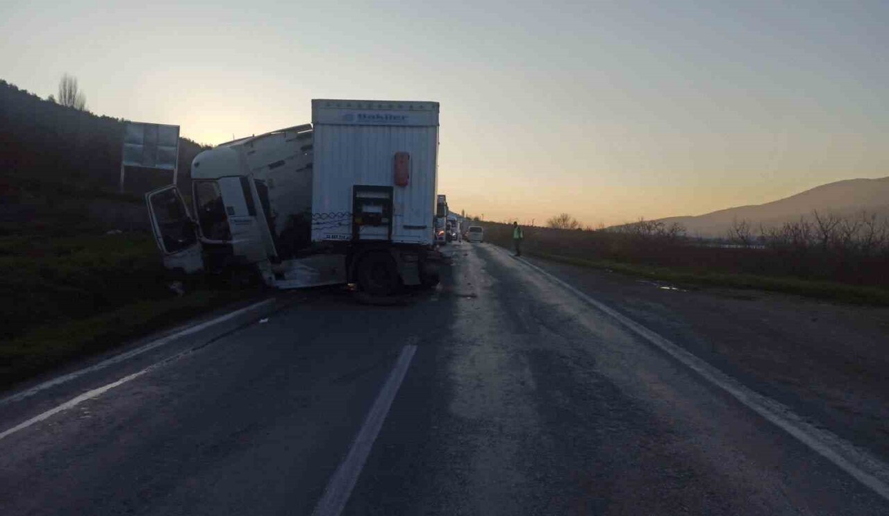 BİLECİK’TE TIR KONTROLDEN ÇIKTI: 1 YARALI