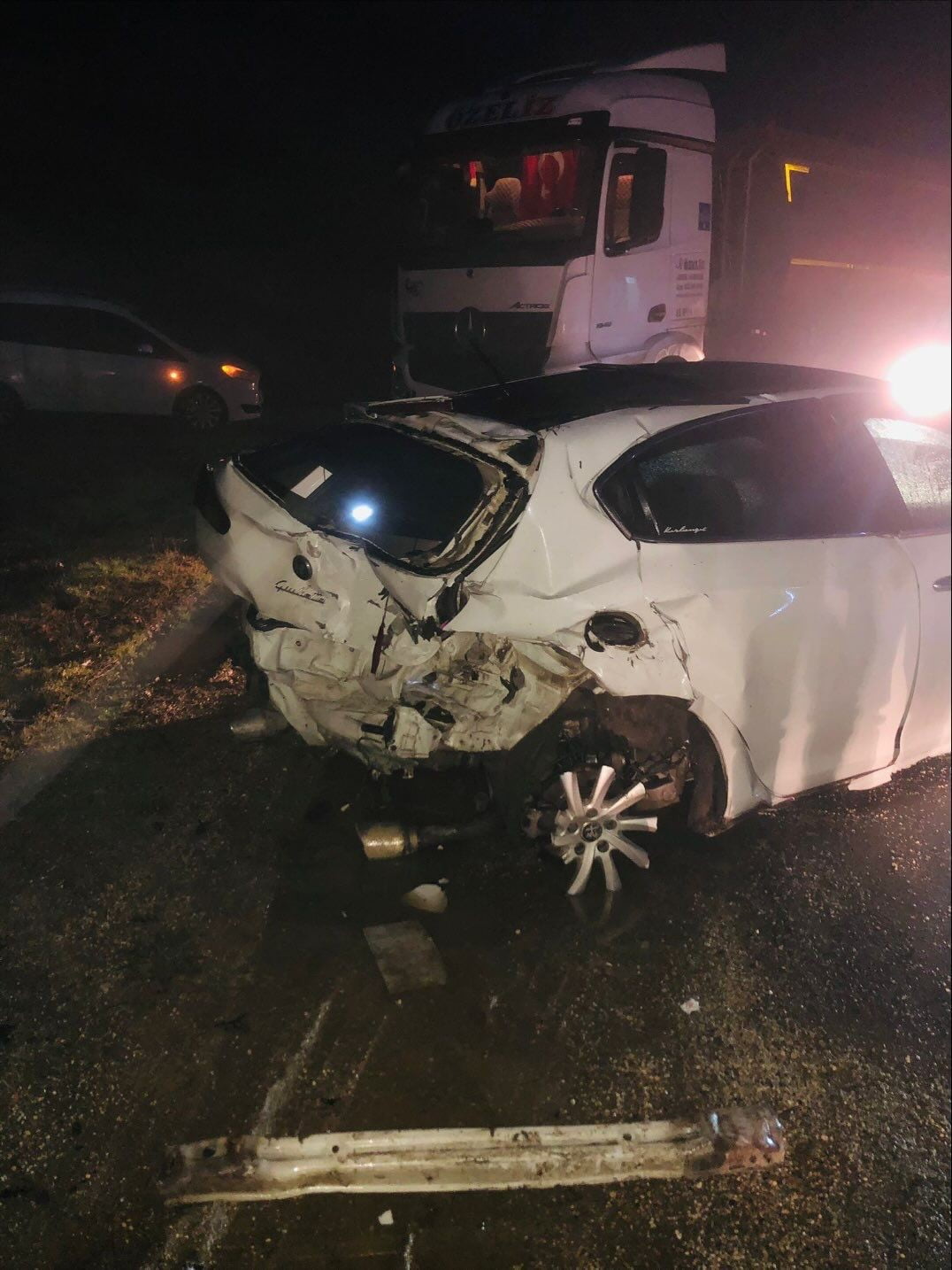 BİLECİK’TE YAĞIŞ KAZAYI BERABERİNDE GETİRDİ: OTOMOBİL İLE TIR ÇARPIŞTI, 2 YARALI