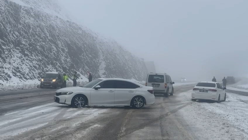 BİNGÖL'ÜN YÜKSEK KESİMLERİNDE KAR YAĞIŞININ ETKİLİ OLMASIYLA BİRLİKTE BAZI ARAÇLAR YOLDA...