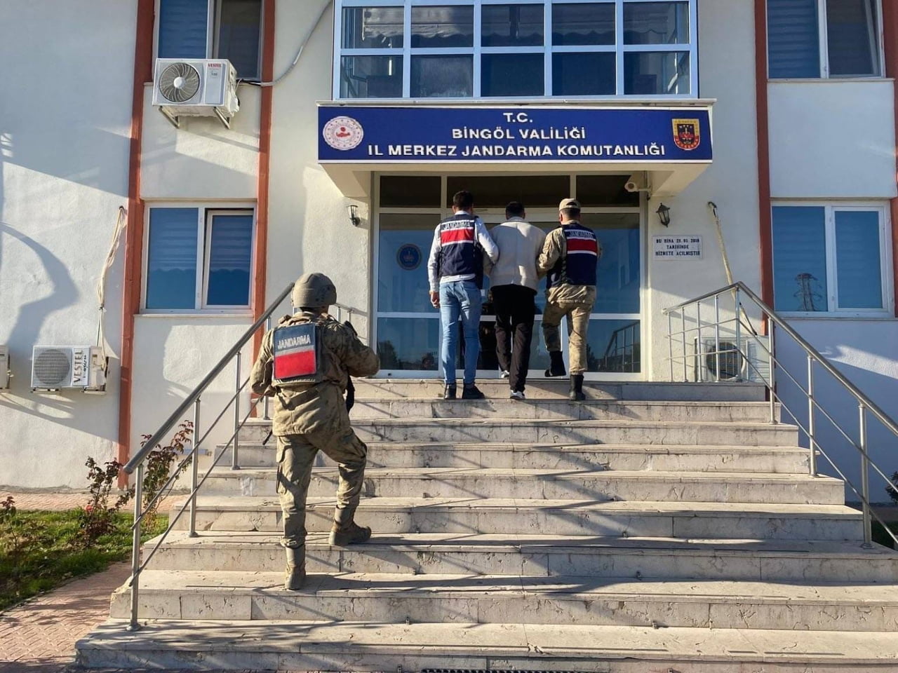 BİNGÖL’DE ARANAN 4 HÜKÜMLÜ JANDARMA OPERASYONLARIYLA YAKALANDI