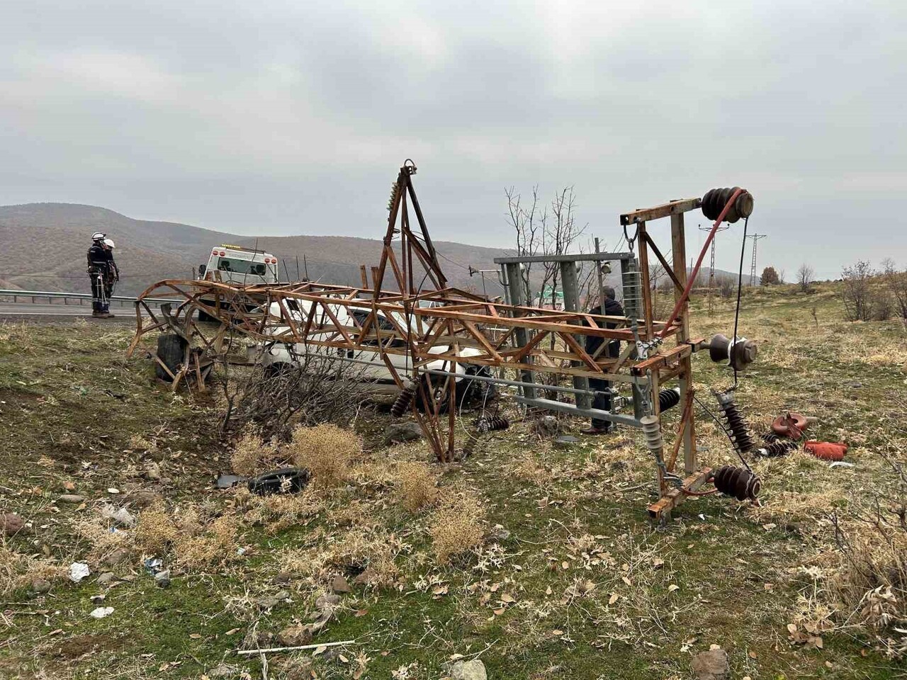 BİNGÖL’DE HAFİF TİCARİ ARACIN ELEKTRİK DİREĞİNE ÇARPMASI SONUCU MEYDANA GELEN KAZADA, 2 KİŞİ...