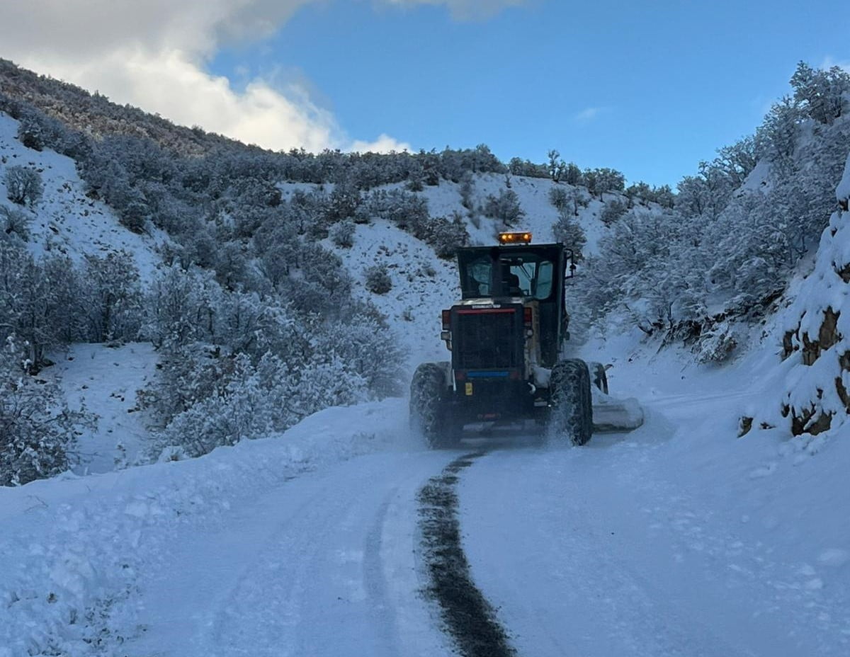 BİNGÖL’DE KARDAN DOLAYI KAPANAN 75 KÖY YOLUNDA ÇALIŞMALAR SÜRÜYOR