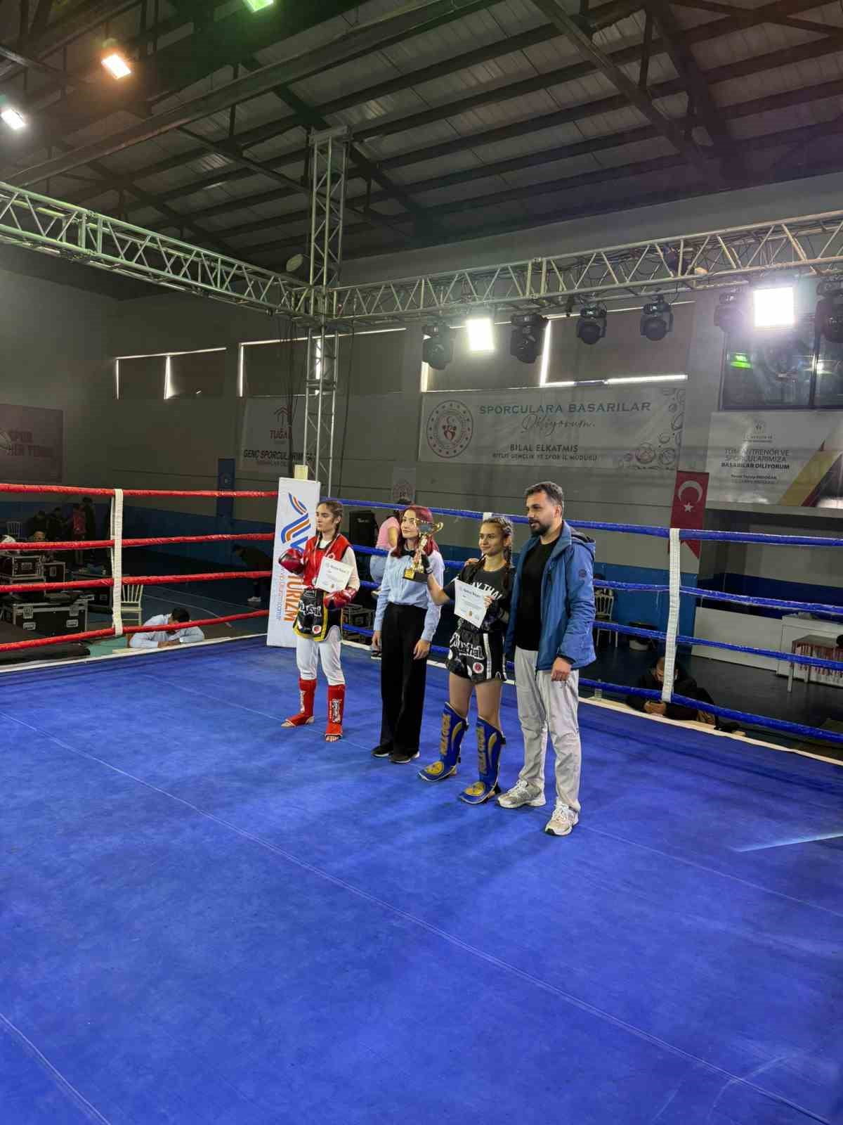 BİTLİS'İN TATVAN İLÇESİNDE DÜZENLENEN MUAYTHAİ ULUSLARARASI PROFESYONEL MÜSABAKALARI'NDA TUNCELİLİ...