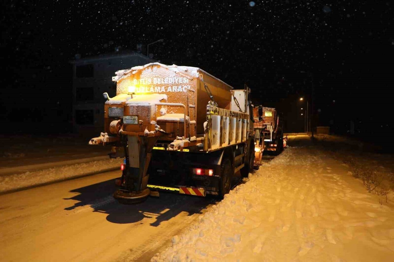 BİTLİS'TE DÜN BAŞLAYAN KAR YAĞIŞI HAYATI DURMA NOKTASINA GETİRDİ.