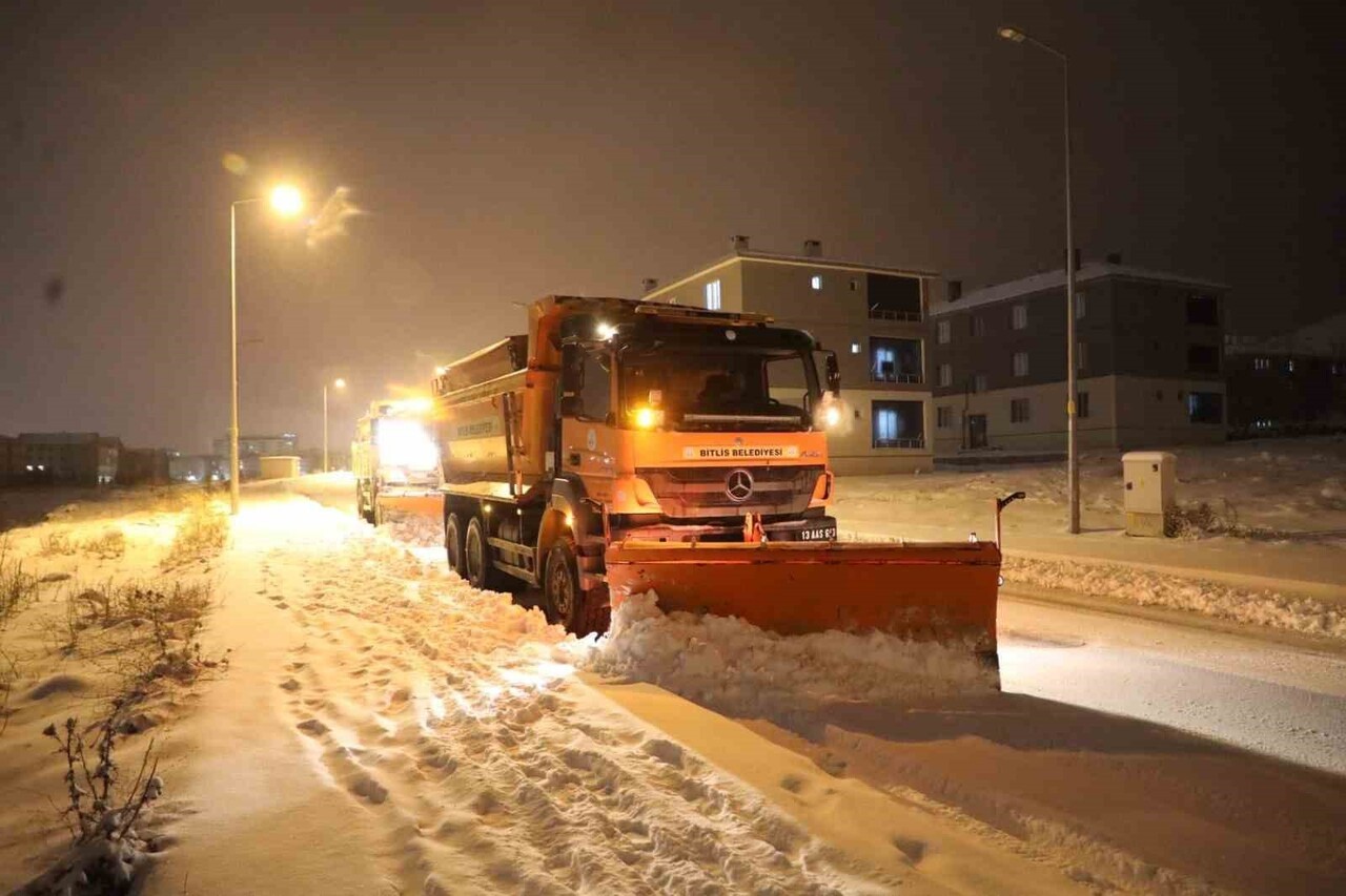 BİTLİS'TE DÜN BAŞLAYAN KAR YAĞIŞI HAYATI DURMA NOKTASINA GETİRDİ.