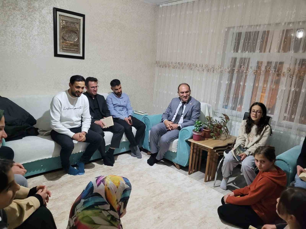 “BİTLİS AİLECE KİTAP OKUYOR” PROJESİ KAPSAMINDA, İL MİLLİ EĞİTİM MÜDÜRÜ VEDAT KAYA, BİTLİS...