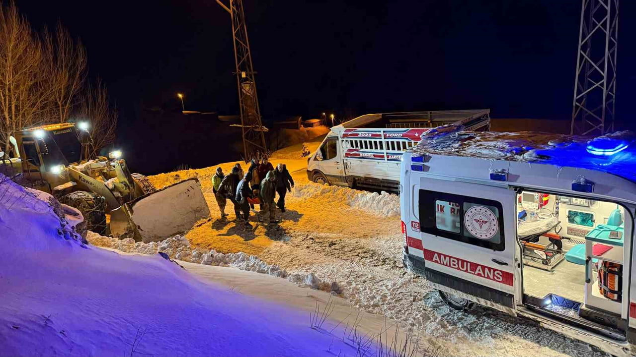 BİTLİS İL ÖZEL İDARESİ KARLA MÜCADELE EKİPLERİ, MUTKİ İLÇESİNE BAĞLI ÜSTYAYLA KÖYÜ’NDE...