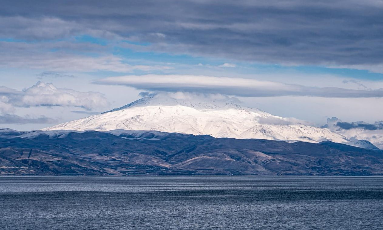BİTLİS’İN ADİLCEVAZ İLÇESİNDE BULUNAN VE 4 BİN 58 METRE YÜKSEKLİĞİYLE BÖLGENİN EN GÖRKEMLİ DAĞLARI...
