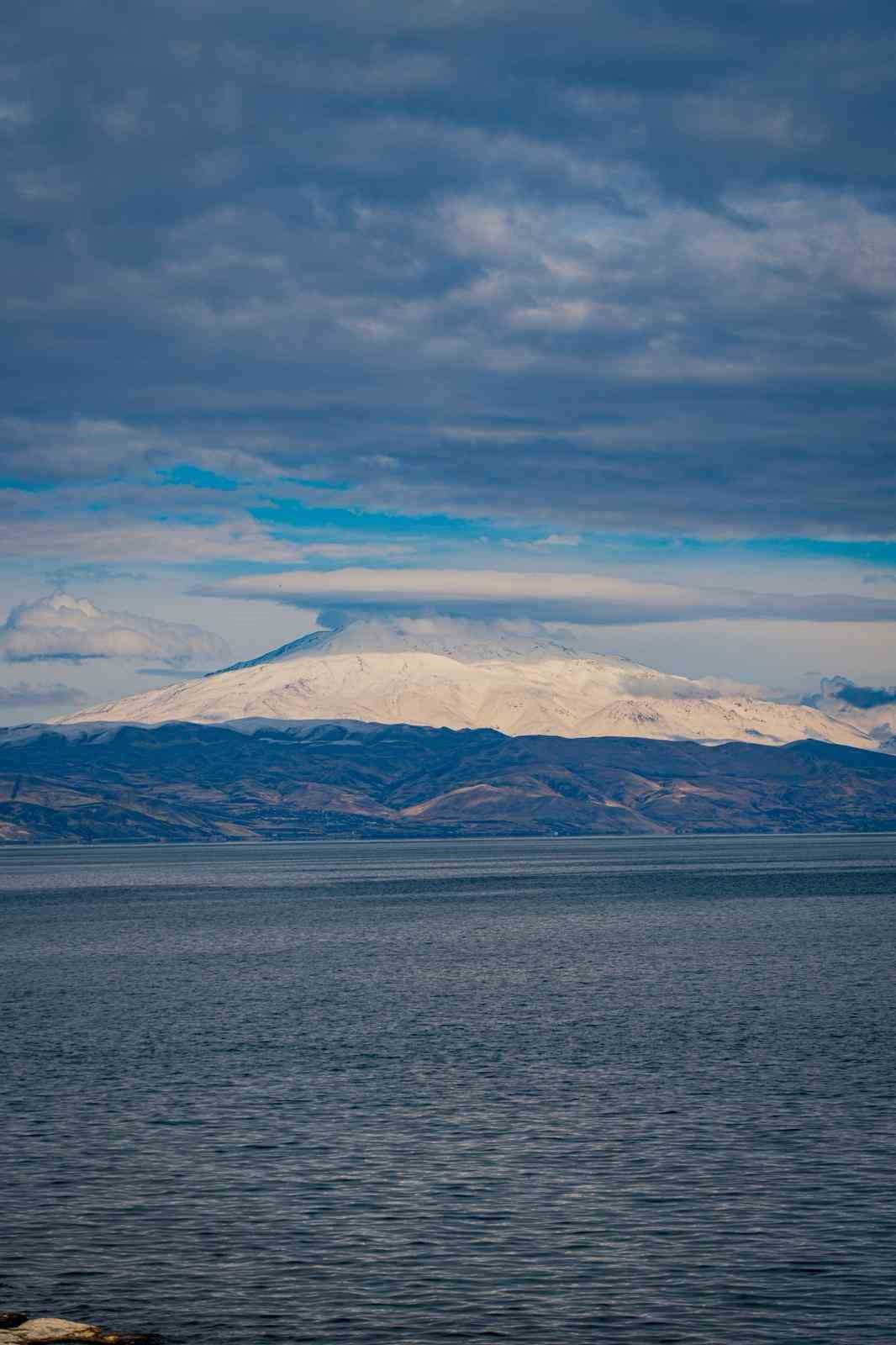 BİTLİS’İN ADİLCEVAZ İLÇESİNDE BULUNAN VE 4 BİN 58 METRE YÜKSEKLİĞİYLE BÖLGENİN EN GÖRKEMLİ DAĞLARI...