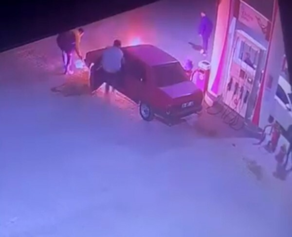 BİTLİS’İN AHLAT İLÇESİNDE BİR AKARYAKIT İSTASYONUNDA YAŞANAN ARAÇ YANGINI KISA SÜRELİ PANİĞE NEDEN...