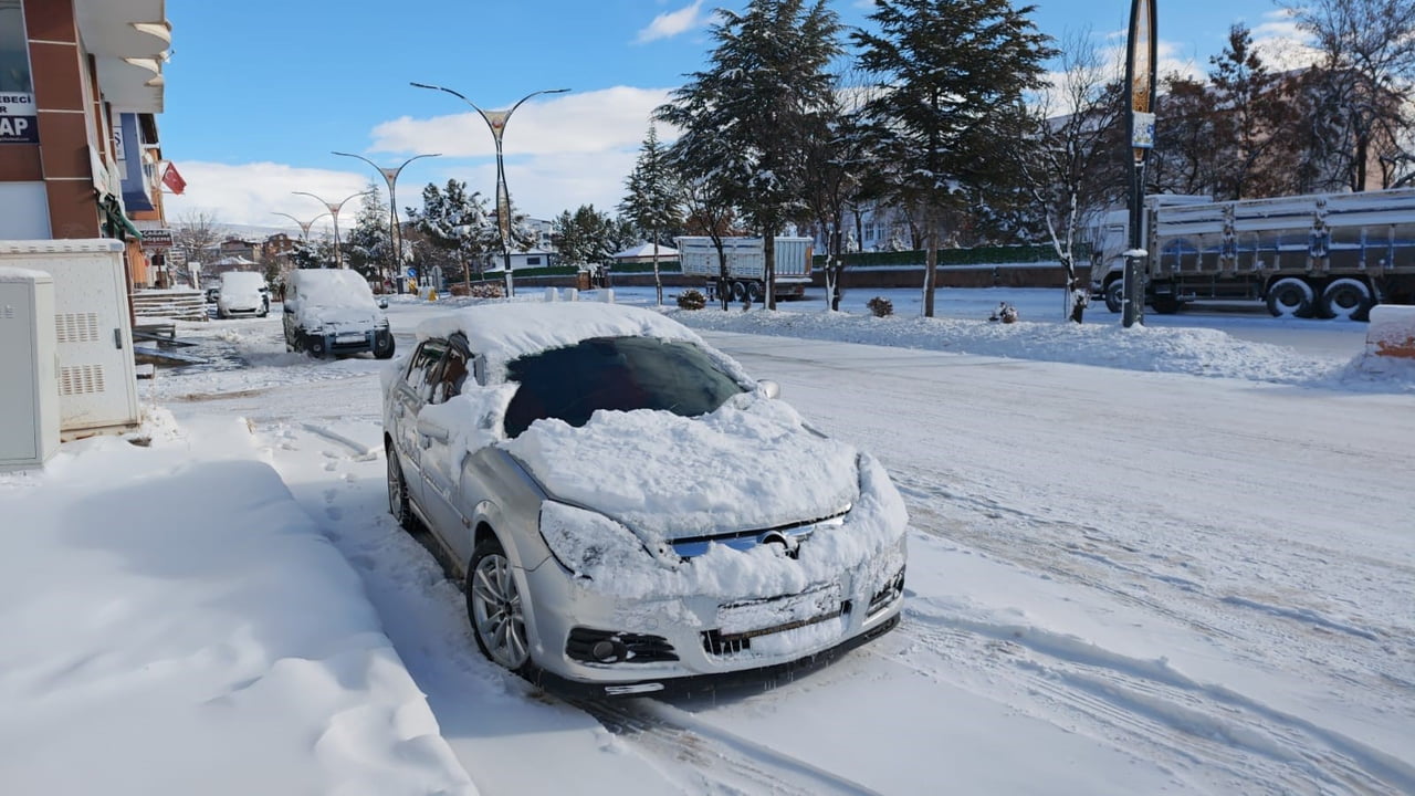 BİTLİS’İN AHLAT İLÇESİNDE DÜN GECE ETKİLİ OLAN KAR YAĞIŞI NEDENİYLE 20 KÖY YOLU ULAŞIMA...