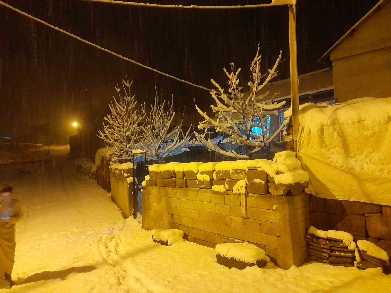 BİTLİS’İN AHLAT İLÇESİNDE YÜKSEK KESİMLERDEKİ KÖYLER, ETKİLİ OLAN KAR YAĞIŞI SONRASI BEYAZA...