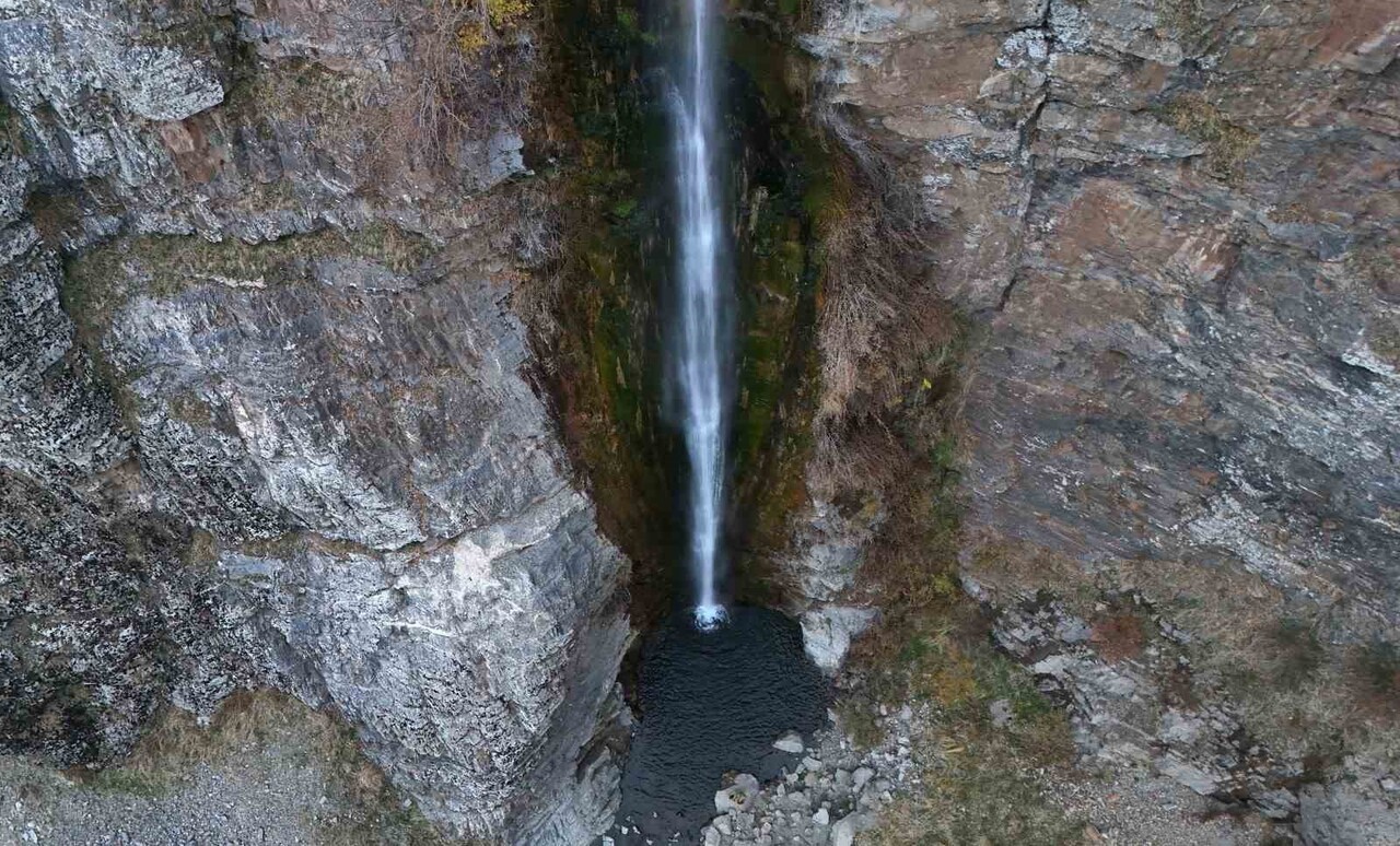 BİTLİS’İN MUTKİ İLÇESİNE BAĞLI GÜMÜŞKANAT KÖYÜ YAKINLARINDA BULUNAN VE YAKLAŞIK 60 METRE...