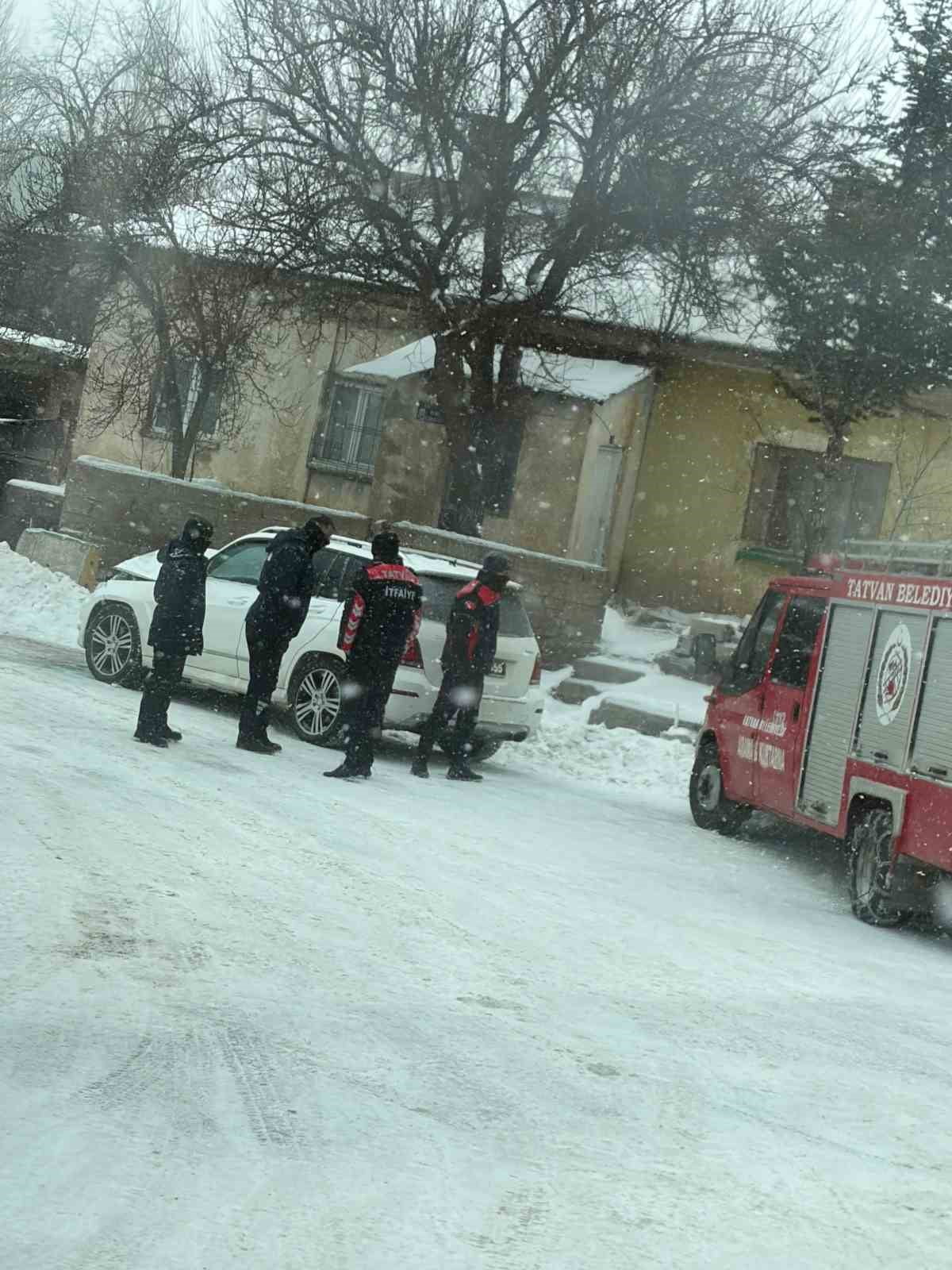BİTLİS’İN TATVAN BELEDİYE BAŞKANI MÜMİN EROL’UN MAKAM ARACININ KARIŞTIĞI TRAFİK KAZASINDA ŞOFÖRÜ...