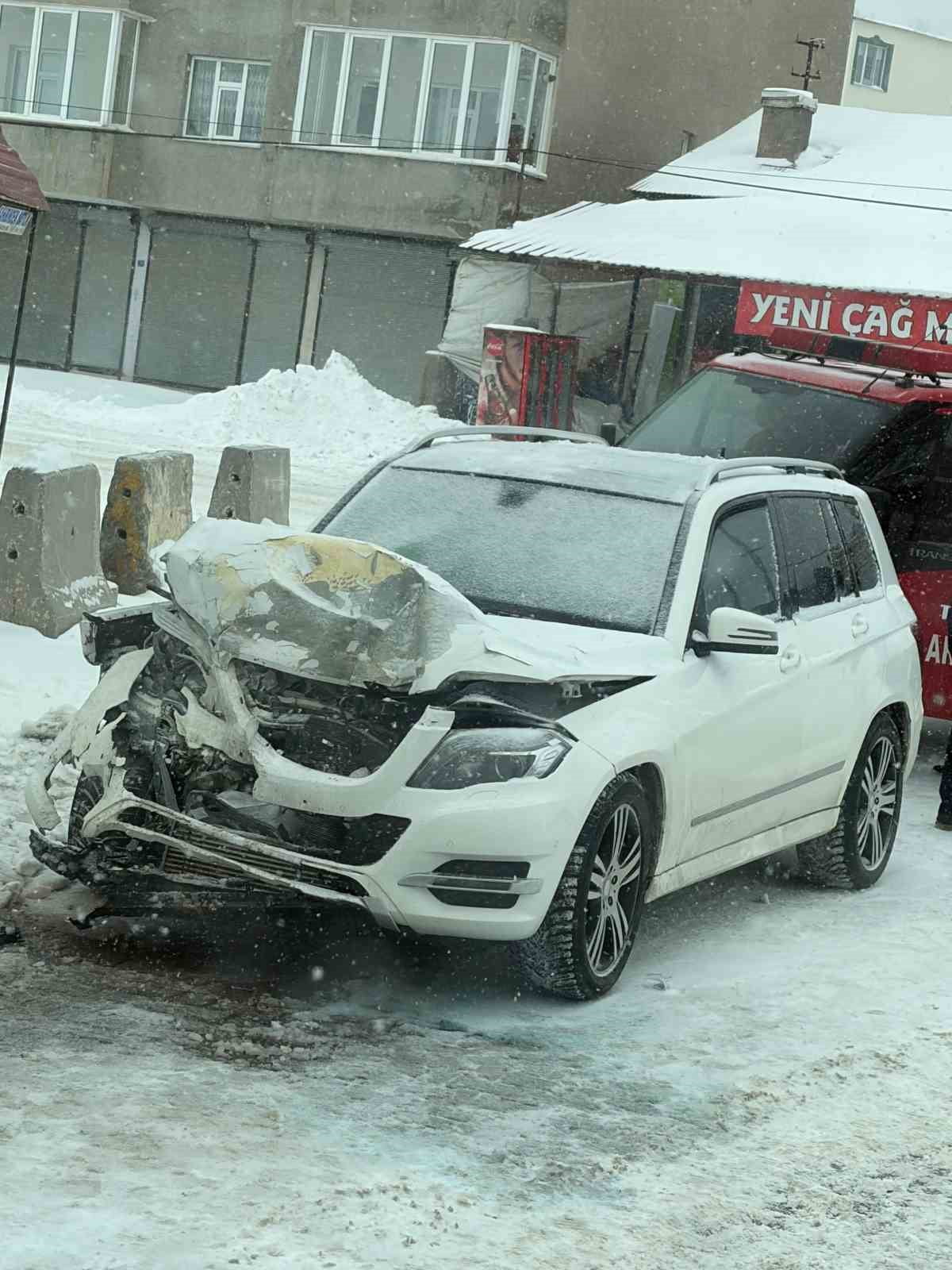 BİTLİS’İN TATVAN BELEDİYE BAŞKANI MÜMİN EROL’UN MAKAM ARACININ KARIŞTIĞI TRAFİK KAZASINDA ŞOFÖRÜ...