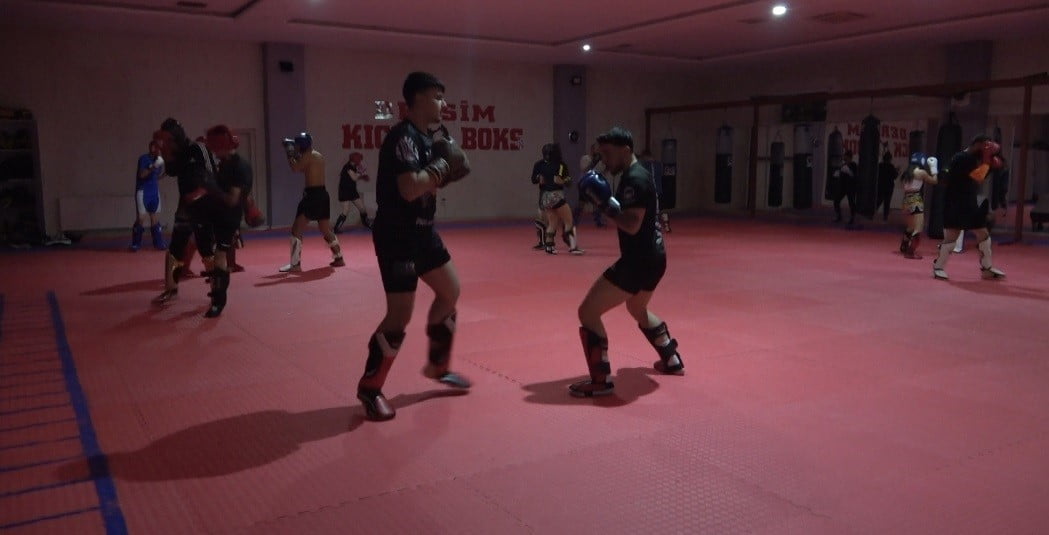 BİTLİS’İN TATVAN İLÇESİNDE DÜZENLENEN MUAYTHAİ ULUSLARARASI PROFESYONEL MÜSABAKALARI’NDA RİNGE...