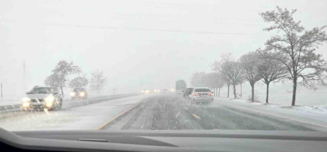 BİTLİS’İN TATVAN İLÇESİNDE ETKİLİ OLAN KAR YAĞIŞI HAYATI DURMA NOKTASINA GETİRDİ.