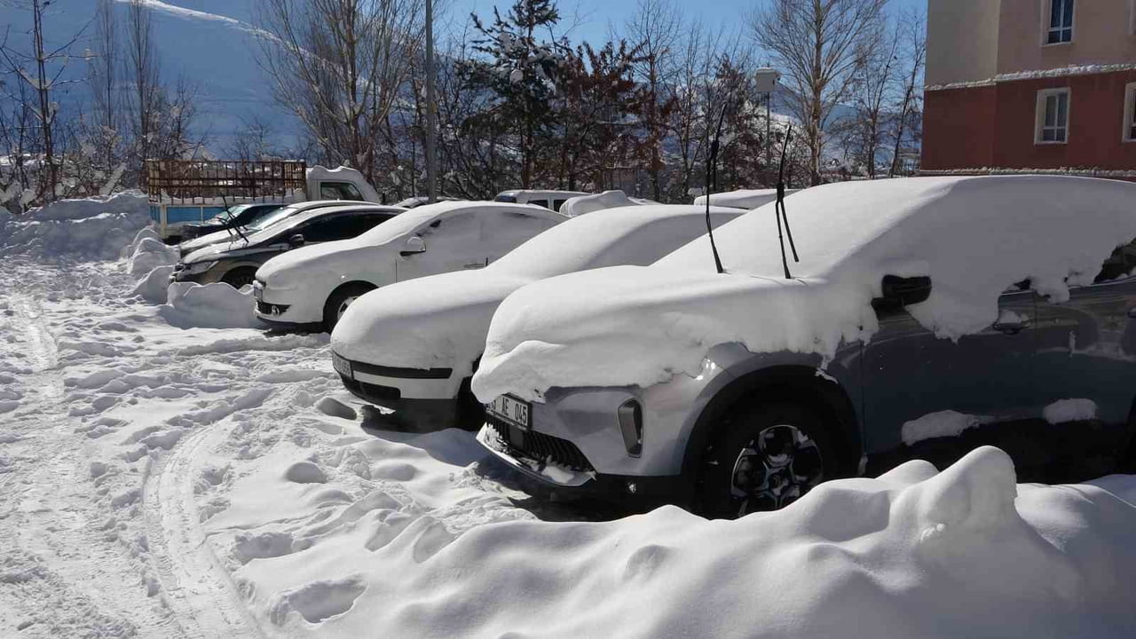 BİTLİS’TE ETKİLİ OLAN YOĞUN KAR YAĞIŞI, HAYATI OLUMSUZ ETKİLEMEYE DEVAM EDERKEN İL GENELİNDE...