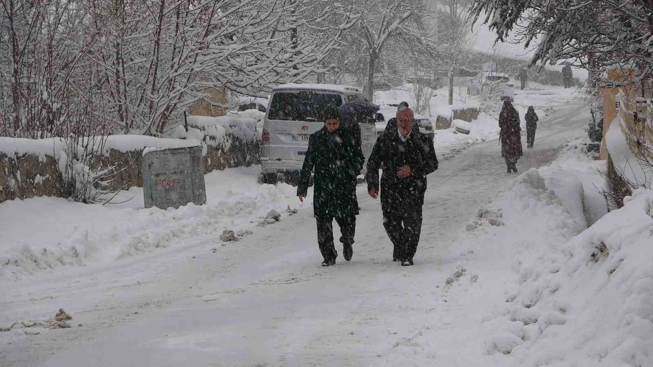 BİTLİS’TE GECE SAATLERİNDE BAŞLAYAN VE SABAH DA ETKİSİNİ SÜRDÜREN KAR YAĞIŞI KENTTE HAYATI OLUMSUZ...