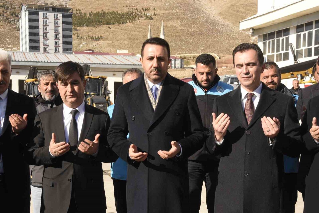 BİTLİS’TE KIŞ MEVSİMİNİN YAKLAŞMASIYLA BİRLİKTE İL ÖZEL İDARESİ ARAÇ PARKINDA, KARLA MÜCADELE...