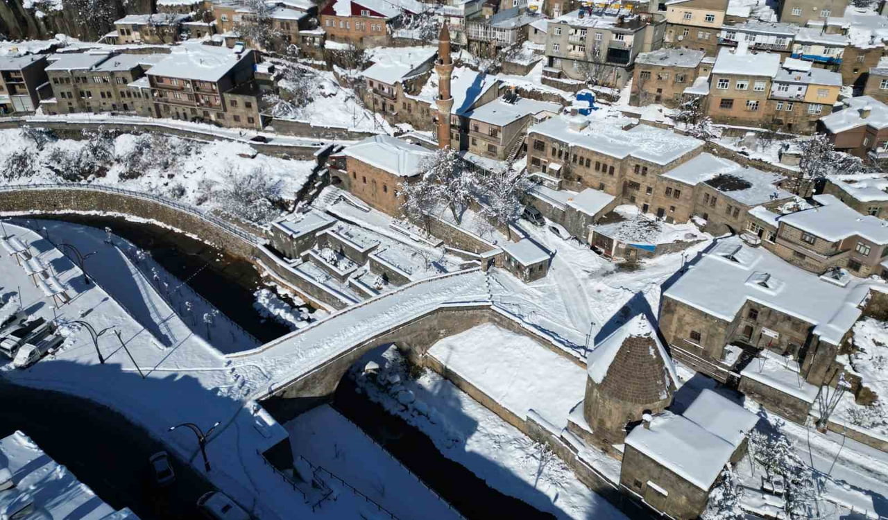 BİTLİS’TE TARİHİ VE DOĞAL GÜZELLİKLERİNİN KIŞ MEVSİMİYLE BİRLİKTE BEYAZ GELİNLİĞİNİ GİYMESİYLE...