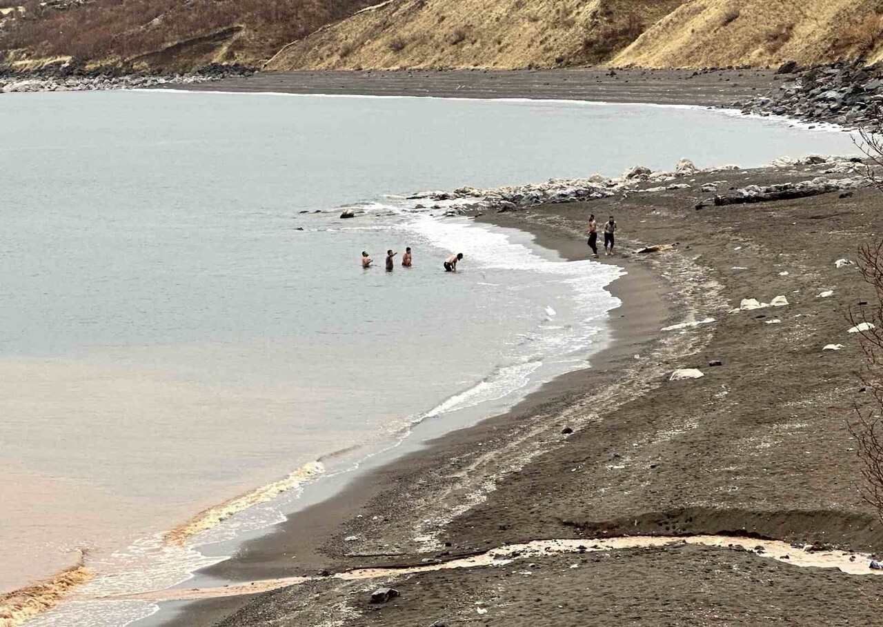 BİTLİS’TE YÜKSEK KESİMLERDE KAR ETKİLİ OLURKEN, BİR YANDA VATANDAŞLAR VAN GÖLÜ KIYISINDA MANGAL...
