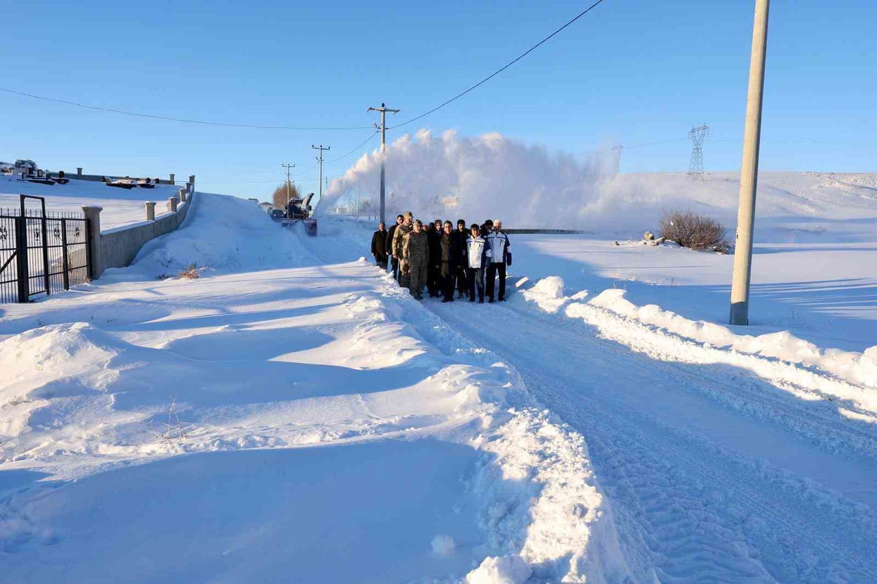 BİTLİS VALİSİ AHMET KARAKAYA, MERKEZE BAĞLI KÜLLÜCE KÖYÜ’NDE İL ÖZEL İDARESİ EKİPLERİ TARAFINDAN...