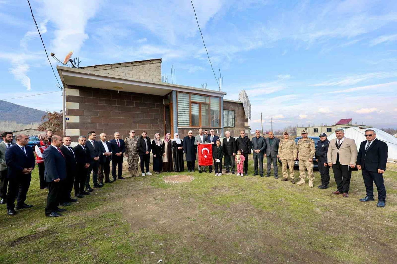 BİTLİS VALİSİ AHMET KARAKAYA, ŞEHİT PİYADE KOMANDO ER AHMET SOYALAN'IN AİLESİNİ ZİYARET...