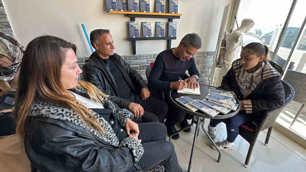 BODRUM’DA EMEKLİ POLİS MEMURUNDAN ŞİİR KİTABI İMZA GÜNÜNE YOĞUN İLGİ