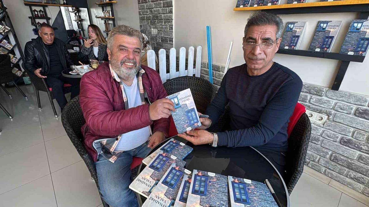 BODRUM’DA EMEKLİ POLİS MEMURUNDAN ŞİİR KİTABI İMZA GÜNÜNE YOĞUN İLGİ