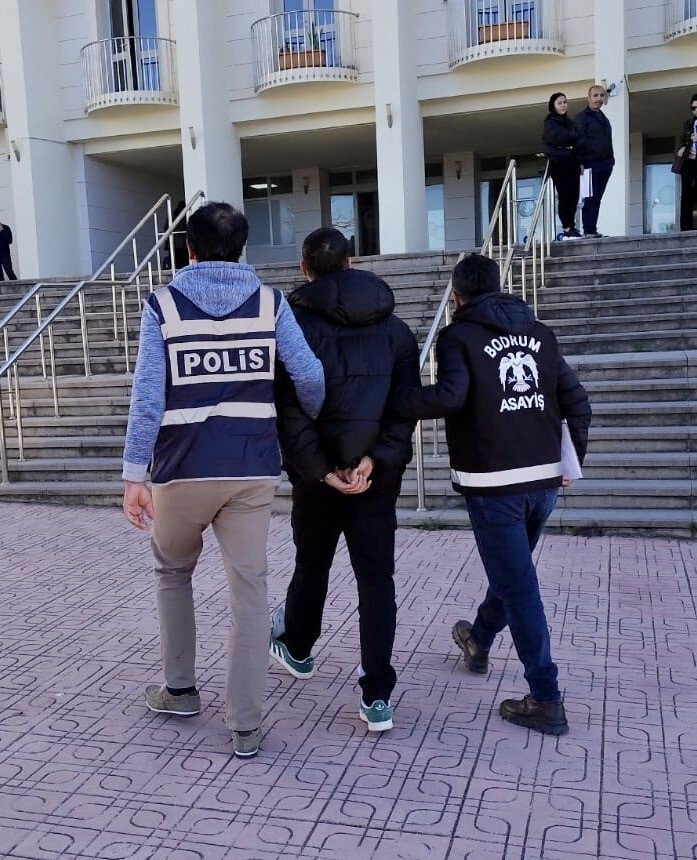 – BODRUM’DA POLİSİ SÜRÜKLEYEN MOTOSİKLET SÜRÜCÜSÜ TUTUKLANDI (