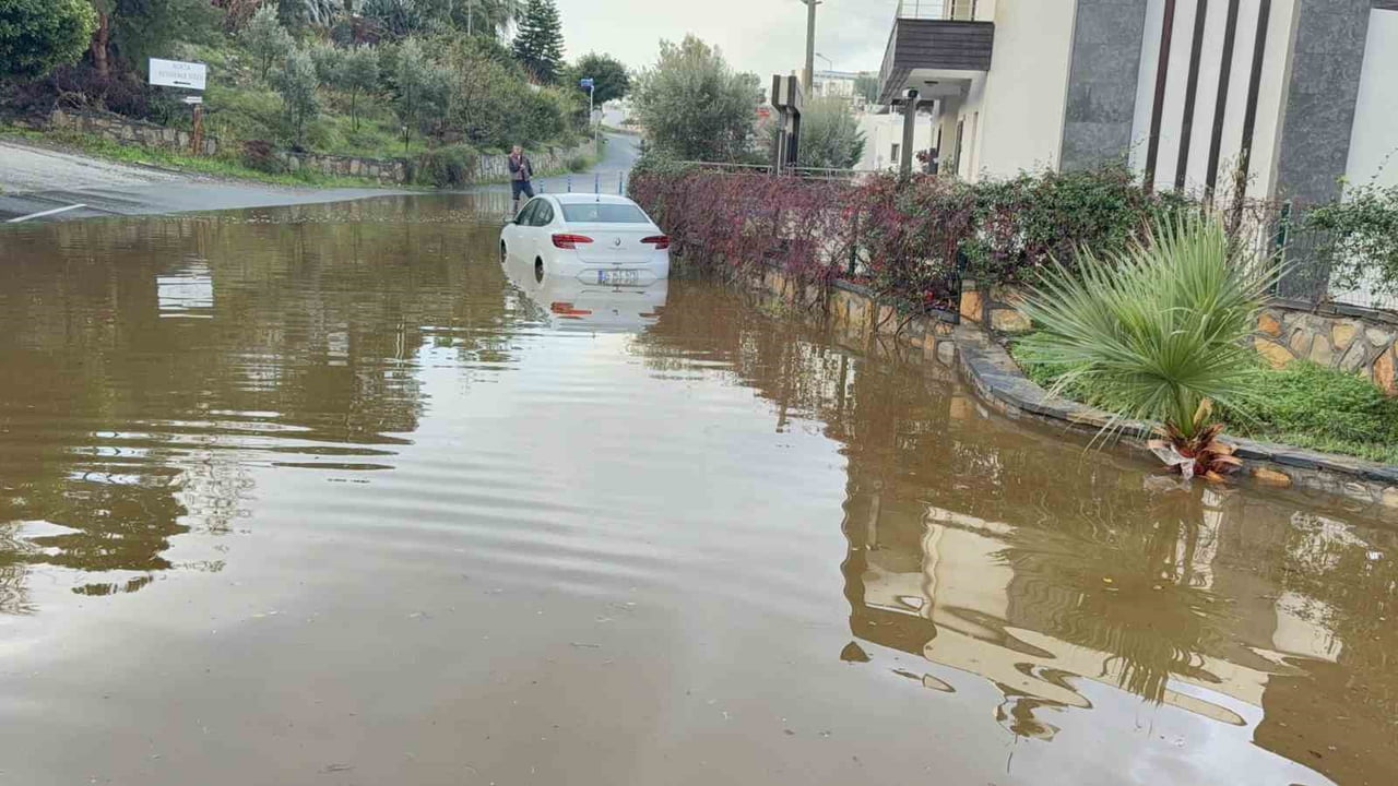 BODRUM’DA SAĞANAK ETKİSİNİ ARTIRDI: GECE YARISI ÇÖKEN İSTİNAT DUVARI 6 HANEYİ BOŞALTTI