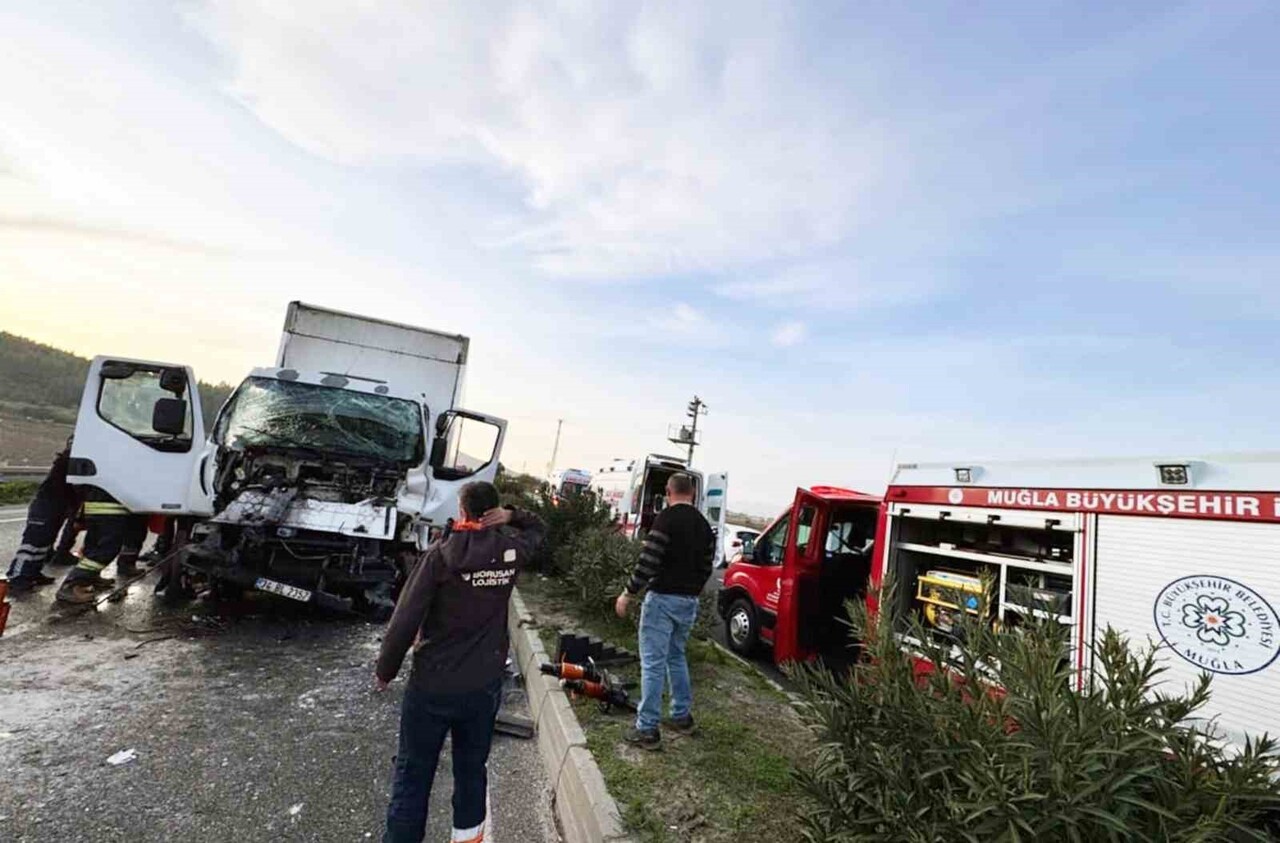 BODRUM-MİLAS KARAYOLU EKİNAMBARI MEVKİİNDE MEYDANA GELEN TRAFİK KAZASINDA KAMYONET İÇİNDE SIKIŞAN...