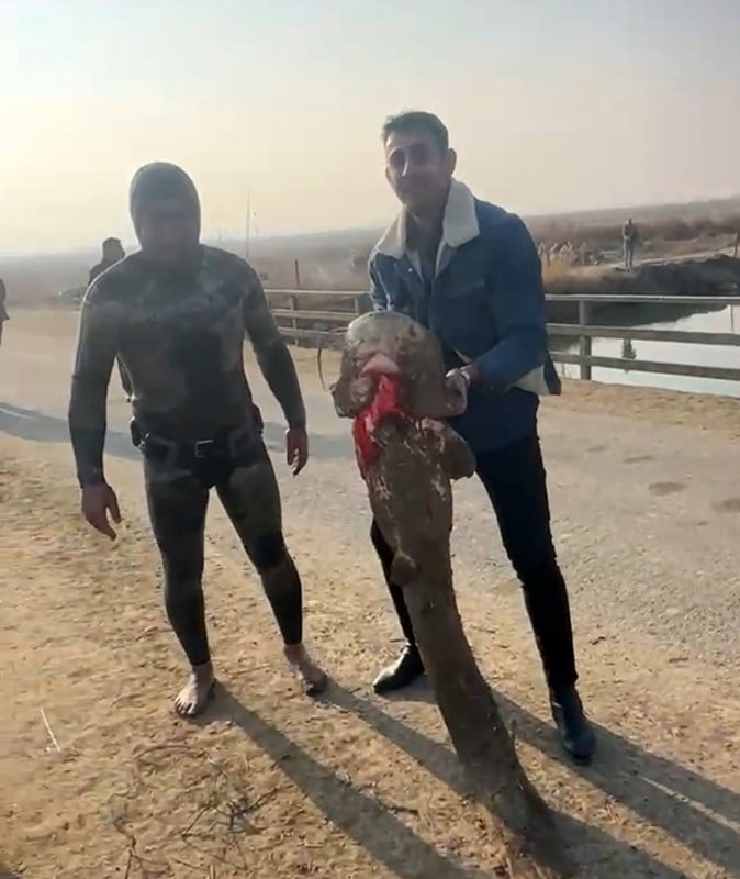 BÖLGEDE "BALIK ADAM" OLARAK TANINAN SUAT ÇETİNDERE, HİÇBİR EKİPMAN KULLANMADAN, BALIKLARI ÇIPLAK...