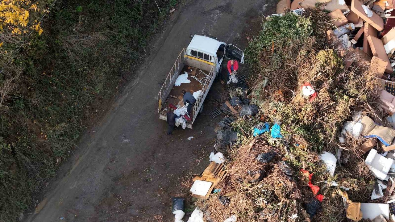 BÖLGEYE GİREN BİR KAMYONET, KAÇAK DÖKÜM YAPTIĞI SIRADA HAVADAN GÖRÜNTÜLENDİ.