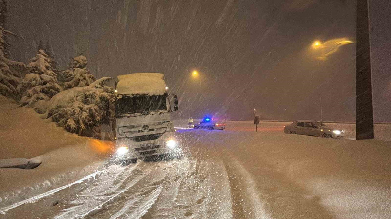 BOLU'DA ETKİSİNİ ARTIRAN YOĞUN KAR YAĞIŞI NEDENİYLE ABANT GİŞELERİ BAĞLANTI YOLUNDA BİR TIR...
