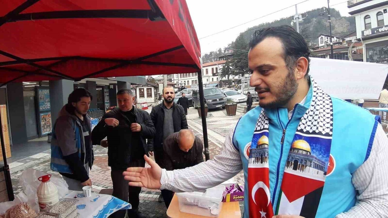 BOLU'DA GAZZE İÇİN DÜZENLENEN KERMES YOĞUN İLGİ GÖRDÜ; EL EMEĞİ ÜRÜNLERİN SATIŞINDAN ELDE EDİLEN...