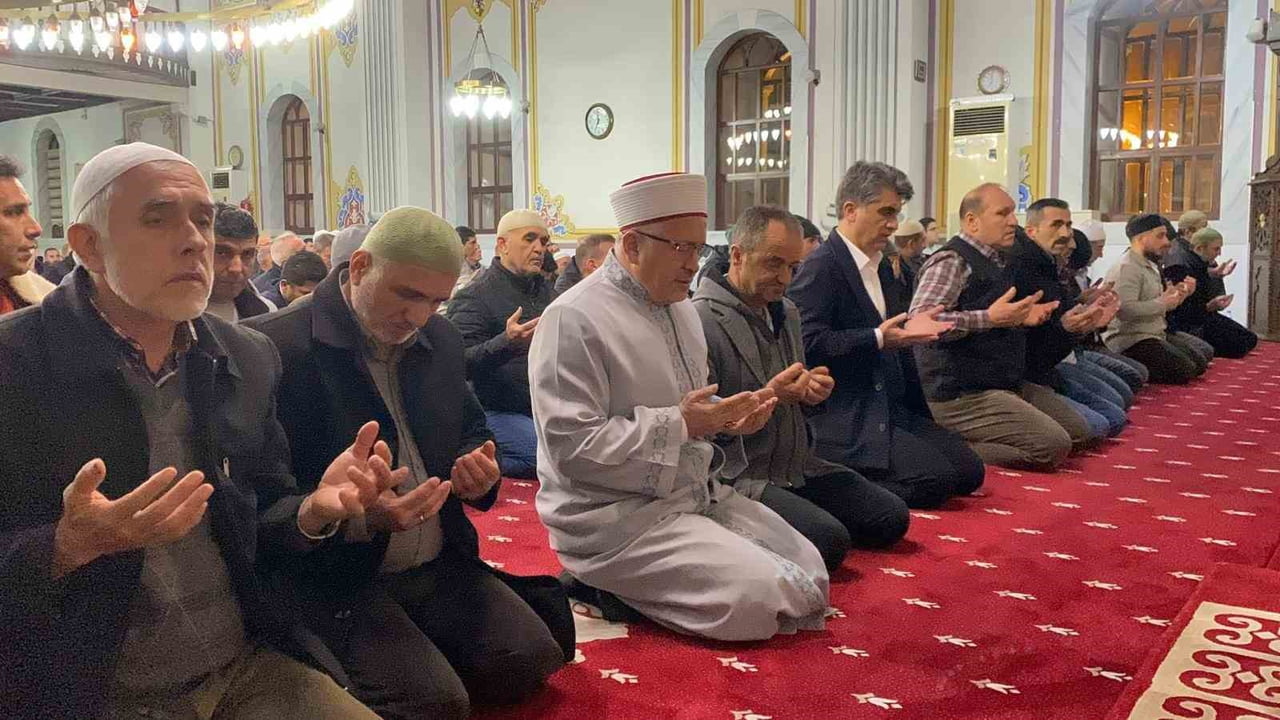 BOLU'DA REGAİP KANDİLİ DOLAYISIYLA VATANDAŞLAR YILDIRIM BAYEZİD CAMİİ'NE AKIN ETTİ.