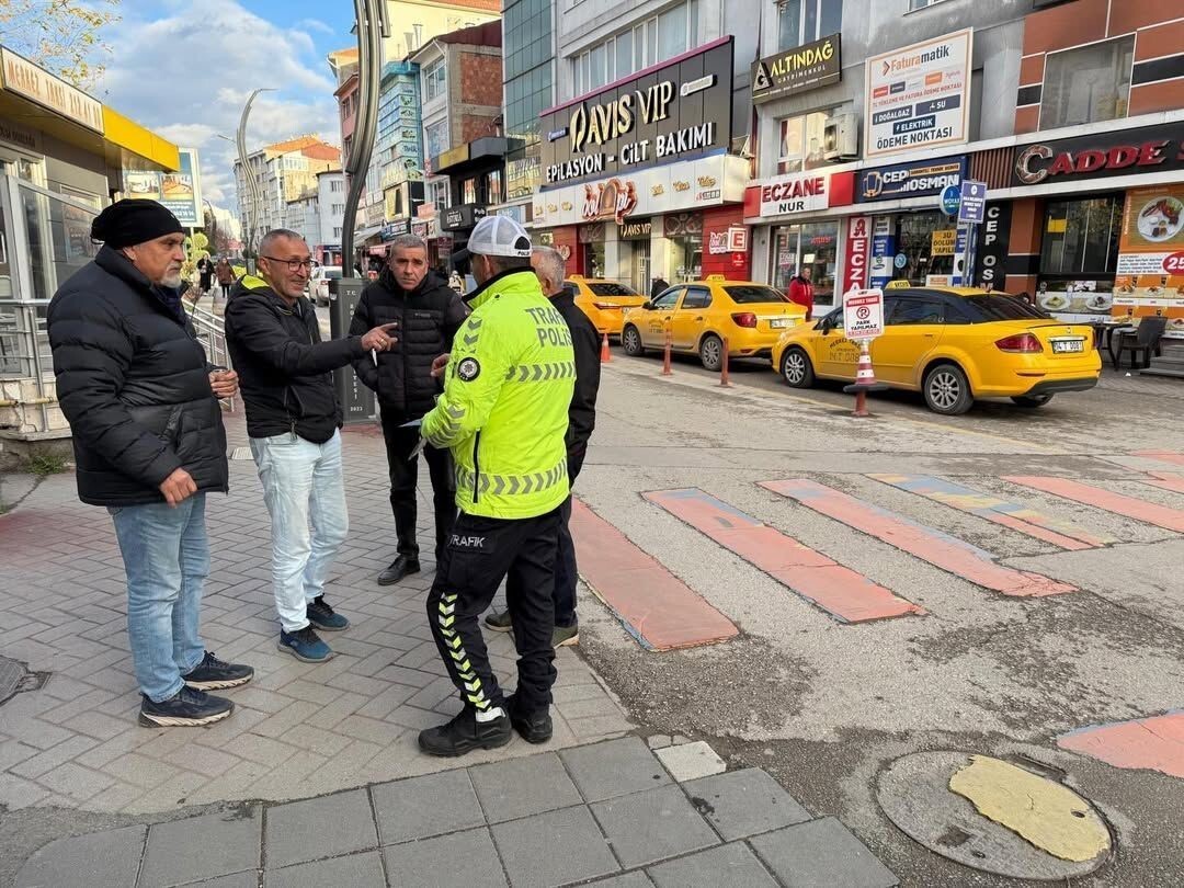 BOLU'DA TRAFİK EKİPLERİ, YAYA KAZALARININ ÖNÜNE GEÇMEK AMACIYLA CUMHURİYET CADDESİ'NDE DENETİM VE...