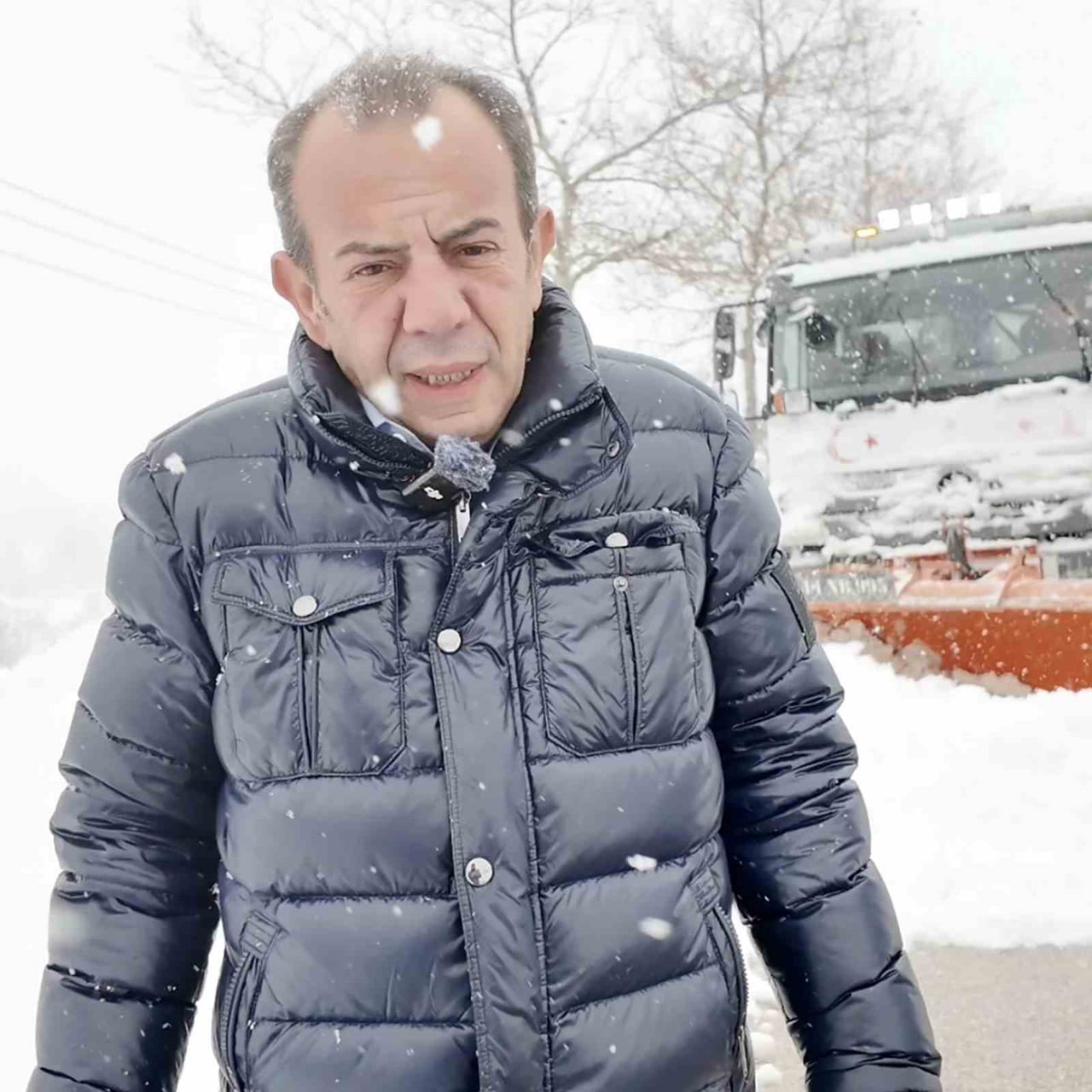 BOLU BELEDİYE BAŞKANI TANJU ÖZCAN, BELEDİYE EKİPLERİNİN KARLA MÜCADELE ÇALIŞMALARINI DENETLEYEREK...