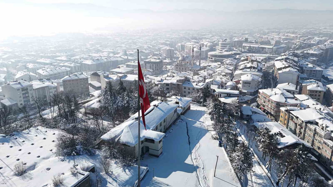 BOLU’DA 3 GÜN BOYUNCA ARALIKSIZ DEVAM EDEN VE HAYATI OLUMSUZ ETKİLEYEN KAR YAĞIŞININ ARDINDAN KAR...