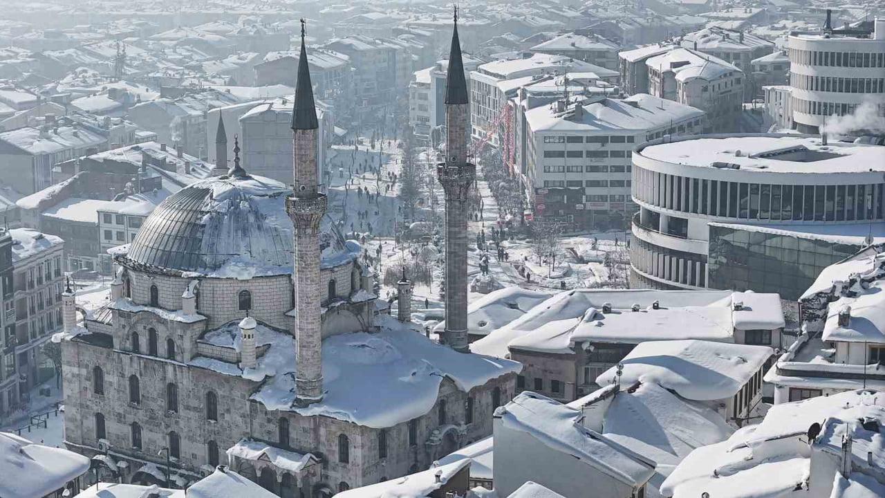 BOLU’DA 3 GÜN BOYUNCA ARALIKSIZ DEVAM EDEN VE HAYATI OLUMSUZ ETKİLEYEN KAR YAĞIŞININ ARDINDAN KAR...