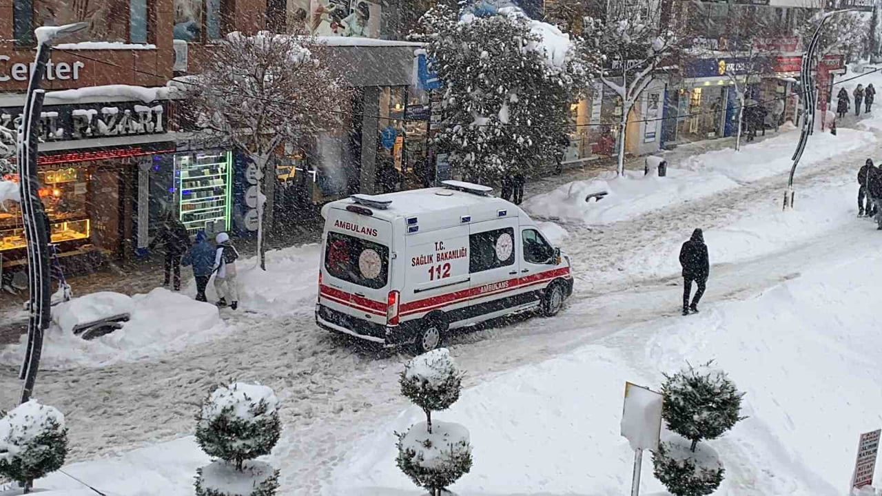 BOLU’DA 3 GÜNDÜR ARALIKSIZ DEVAM EDEN YOĞUN KAR YAĞIŞI NEDENİYLE İZZET BAYSAL CADDESİ’NDE...