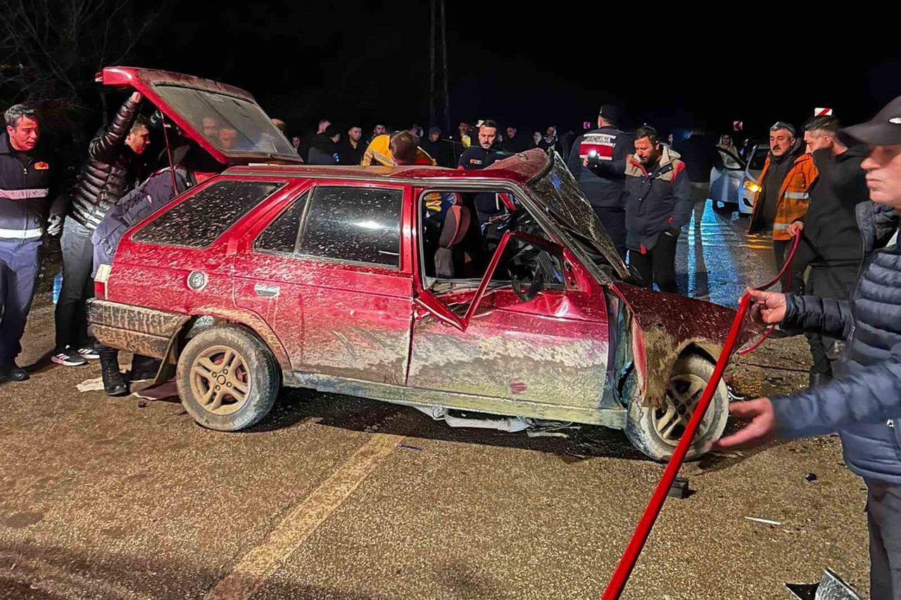 BOLU’DA ABANT YOLU ÜZERİNDE İKİ OTOMOBİLİN KAFA KAFAYA ÇARPIŞTIĞI KAZADA HASTANEYE AĞIR YARALI...