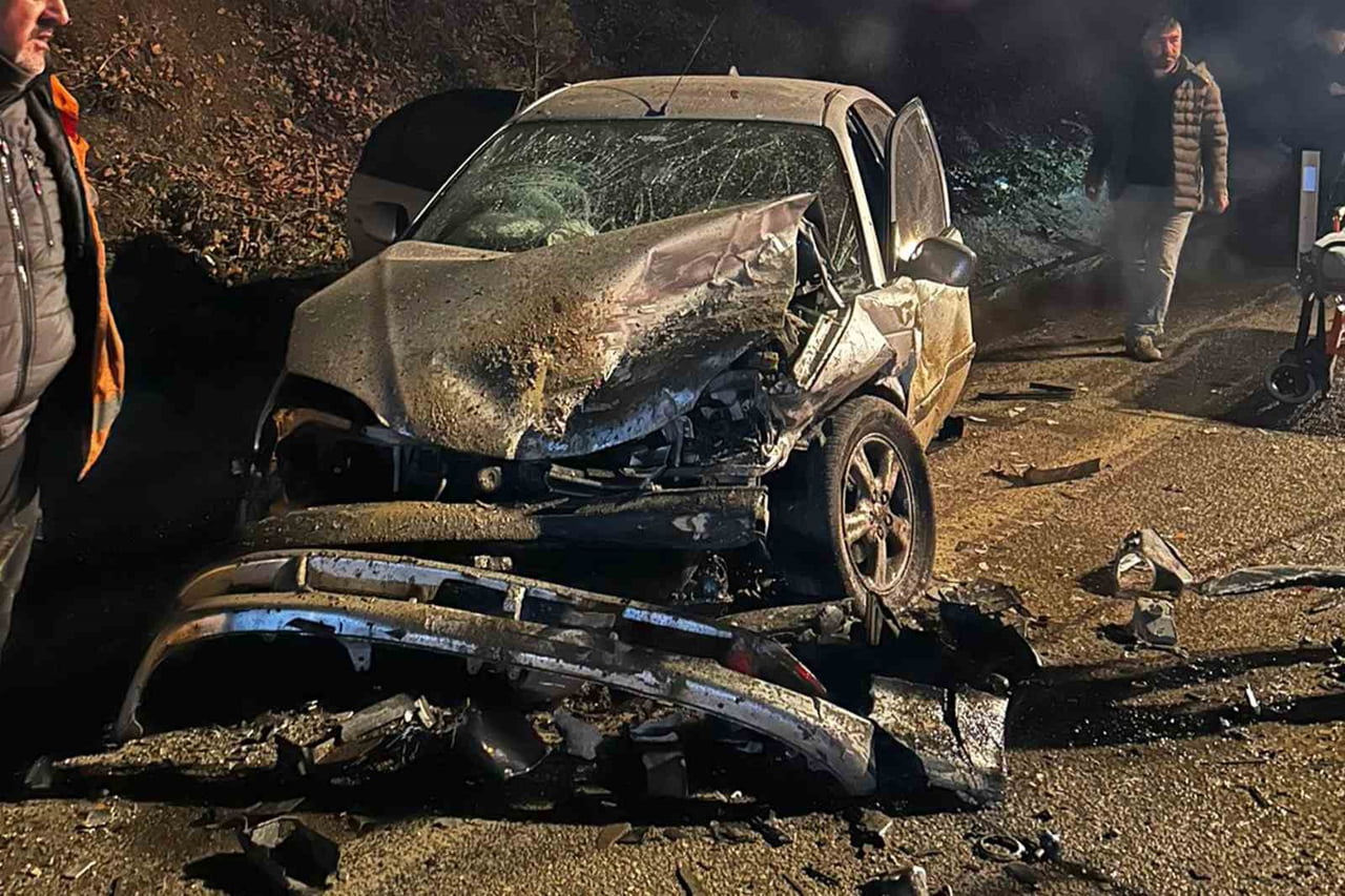BOLU’DA ABANT YOLU ÜZERİNDE MEYDANA GELEN TRAFİK KAZASINDA İKİ OTOMOBİLİN KAFA KAFAYA ÇARPIŞMASI...